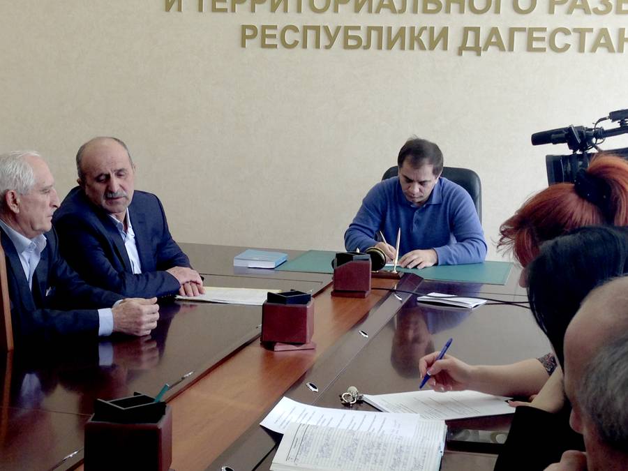 Раюдин Юсуфов провел прием граждан в «День открытых дверей»